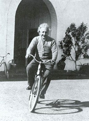 Einsteinas su dviraiu